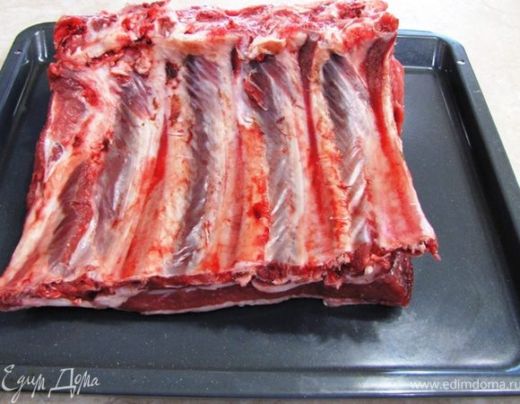 Ну наконец-то я купил подходящий кусок мяса  
Это так называемый край, причем большим куском - у меня на 5 ребер.
Мясо, конечно великолепное, как и блюдо, которое готовится из него.

Ну все, теперь по-порядку.
Ростбиф - блюдо английской кухни - запеченный в духовом шкафу большой кусок говядины. 
Да, именно большой кусок, а не маленькие кусочки, обжаренные на сковородке и тем более, отваренное мясо и затем обжаренное, как делают в некоторых ресторанах.

В чем же отличие?
Дело в том, что запекание большого куска - длительное и мягкое проникновение тепла внутрь мяса - дает совершенно бесподобный эффект.

Есть один очень интересный рецепт. Внутрь туши целого быка кладут молодого барашка, в барашка помещают индейку, в нее - гуся, в гуся - утку, а в утку - цыпленка. Запекается эта необычная "матрешка" несколько часов (почти сутки) на вертеле, над углями, и в результате получается потрясающее мясное блюдо.

Но, к сожалению моя духовка не подходит для целого быка, поэтому ограничимся Ростбифом.
Для Ростбифа лучше всего подходит толстый, тонкий края или оковалок. Это куски возле позвоночника, соответственно по 4-5 ребер и три последних ребра для оковалка. Мясо, конечно для каждого куска имеет разный вкус и волокнистость. Чем дальше от шеи - тем менее волокнистым оно будет. Но при этом, толщина кусков уменьшается и время запекания снижается.
Вопреки мнению большинства, мясо говядины, запеченное таким образом получается очень нежным. Причем именно говядины, а не телятины.