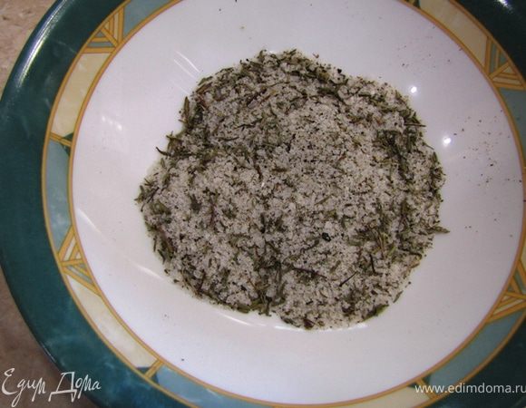 Для меня мясник постарался и оказал медвежью услугу. Он срезал кости позвоночника. Для большей сочности их надо оставлять. Просто эти кости распиливаются на уровне ребер, а потом, когда мясо уже будет готово - срезаются ножом. Но, что есть, то есть.
Итак.
Убеждаемся, что мясо комнатной температуры.
Уберите осколки костей (если есть)
Смешайте соль, перец и пряности, если вы решили как я внести новую нотку.