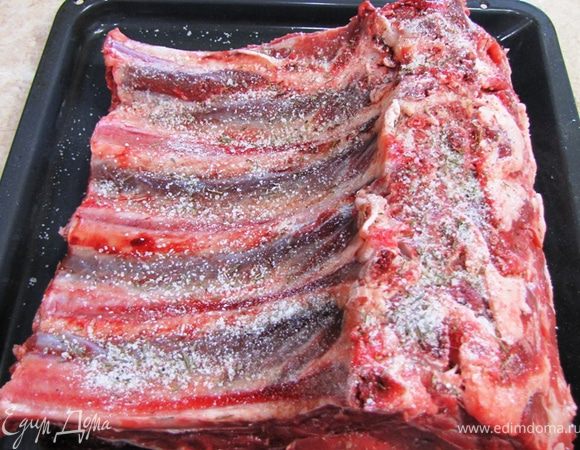 Посыпьте мясо со всех сторон.
Хорошенько прибейте руками соль и пряности, чтобы они прилипли к нему.