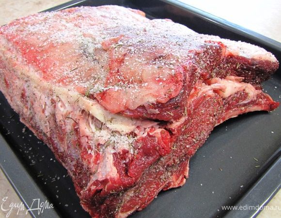 Переверните мясо ребрами вниз.