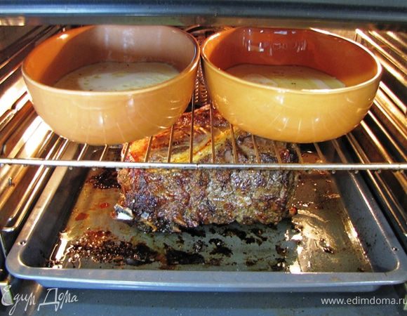 Нагрейте духовку до 240 градусов.
Положите ростбиф на противень ребрами вниз.
Запекайте 15 минут, затем снизьте температуру до 180 градусов.
Каждые 20 минут поливайте мясо вытопившимся жиром. Для того, чтобы соки не подгорали - налейте немного жидкости в противень. Но лично я не наливал.
На кусок мяса, весом 4 килограмма уйдет 2 часа времени. На нижней фотографии вы видите формы, где запекается Йоркширский пудинг, но это в отдельном рецепте. Способ приготовления будет в конце блюда. Единственных три изменения, это выпекание в одной большой форме, вместо масла форма смазывается (а точнее просто заливается) двумя столовыми ложками жира из противня при запекании Ростбифа и жир должен быть разогрет в форме перед выливанием жидкого теста.