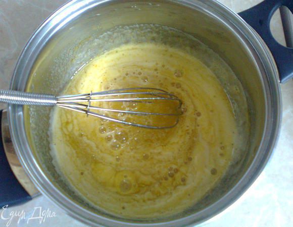 Тем временем в другой кастрюле растереть яйца с сахаром