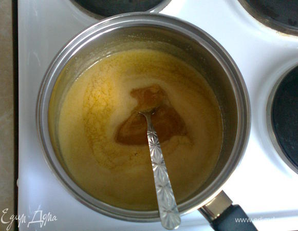 Влить растертые яйца с сахаром в теплую смесь из меда и масла, тщательно перемешать до растворения сахара