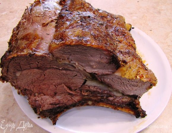 Важно
Выбирайте кусок, покрытый жиром и с жировыми прослойками.
Мясо ни в коем случае не должно быть замороженным.
Перед запеканием убедитесь, что мясо комнатной температуры.
Телятина не подойдет, т.к. структура мяса другая и вкус будет не настолько ярким, как у говядины.