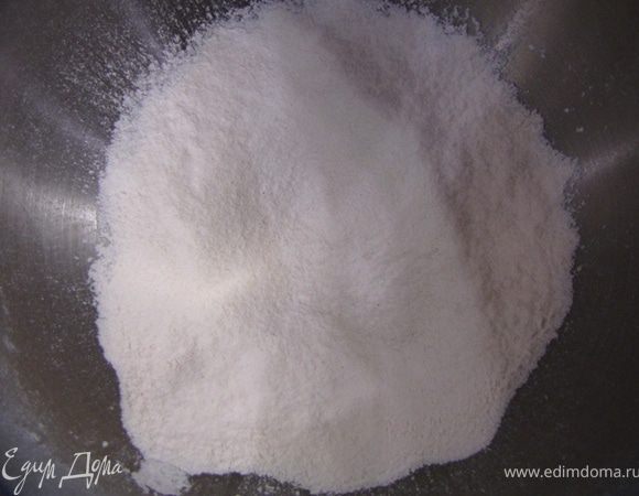 Просейте муку в миску.