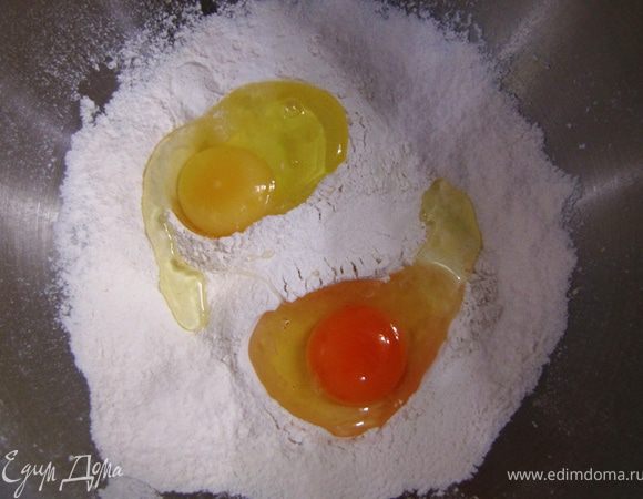 Добавьте яйца и соль.