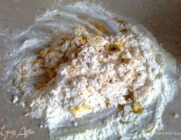 Быстро активно перемешать до получения консистенции липкого теста, главное не переложить муки, иначе коржи при выпекании не поднимутся. Пусть лучше тесто останется липким, а во время раскатывания вы откорректируете его состояние