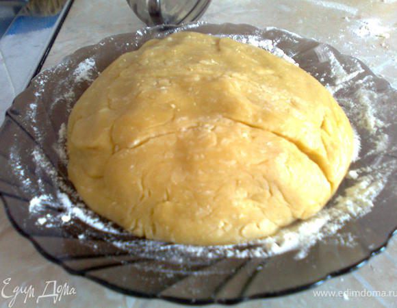 После того как тесто будет готово, его необходимо отправить на полчаса в холодильник и в это время заняться приготовлением крема