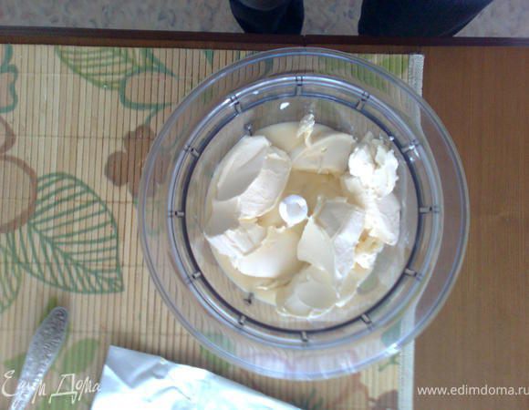 Крем готовится очень просто -  миксером или любым другим способом взбивается масло и сгущенка, получается полугустой жирный и очень вкусный крем. 