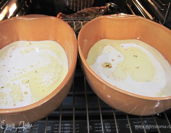 Для того, чтобы пудинг хорошо поднялся, его надо класть в горячую форму. Поставьте формы в духовку за пол часа до окончания приготовления мяса. Плесните в каждую форму жира из противня с готовящимся мясом - всего 4 столовые ложки на все формы, т.е. у меня - по две ложки на форму. Когда формы нагреются разлейте тесто по формам. 