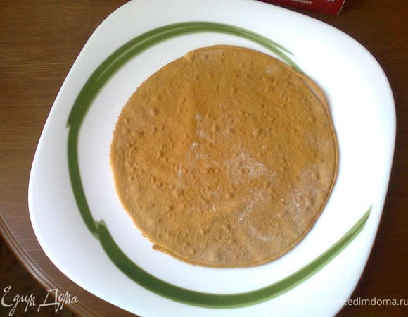 Выпекаются коржи очень быстро, не убегайте далеко, за ними нужен глаз да глаз. Вырезать коржи нужно в горячем состоянии, потому что при остывании они быстро затвердевают. Обрезки, которые остались от коржа, складываем в кастрюльку и измельчаем до состоянии крошки.