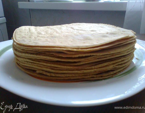 Коржи складываем друг на друга. 
Последним шагом необходимо каждый корж промазать кремом и сверху торт посыпать крошкой, можно добавить шоколад или орешки. Будет тоже вкусно