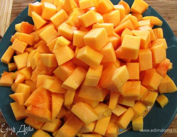 Приготовление довольно простое.
Почистите все овощи и порубите их. В предыдущих рецептах я описывал как можно легко почистить чеснок или лук.
В общем не важно как вы порубите овощи. Желательно их порубить одинаковыми кусочками, т.к. они будут вместе обжариваться (я имею ввиду все, кроме тыквы)
Порубите довольно крупными кусками тыкву (где-то сантиметр на два)