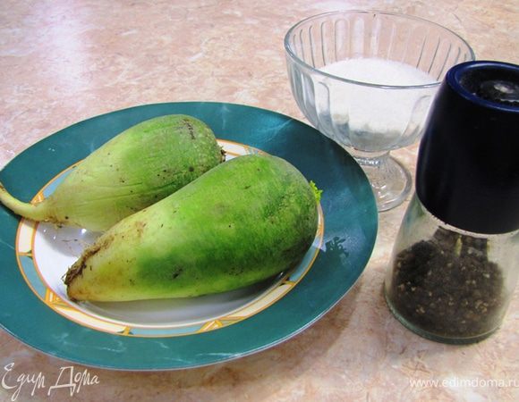 Итак - Салат из тертой редьки - быстро и вкусно
Это блюдо элементарное. Говорить о том, что я его приготовил как-то язык не поворачивается , но результат - просто восхитительный.