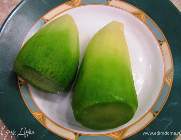 Почистите редьку.