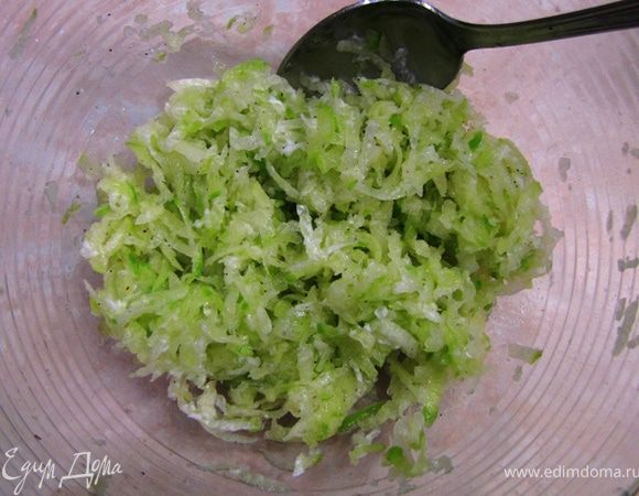 Посолите редьку, дайте постоять минут 10.
Отожмите несильно редьку и вылейте отжатый сок.
Попробуйте на вкус и досолите, если надо.
Полейте лимонным соком, перемешайте (лимонным соком поливать необязательно, но это позволит оттенить, если второе блюдо не имеет кислинки).
Полейте горчичным маслом.
Посыпьте свежемолотым черным перцем.
Снова перемешайте. Я уверен, что, если вы такое не пробовали, то будете очень сильно удивлены. Мне показалось, что это ни на что не похоже.