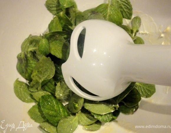 Для того чтобы сделать  крошку, необходимо сделать мятное масло.
Для этого листья мяты вымыть, высушить и  измельчить блендером.
