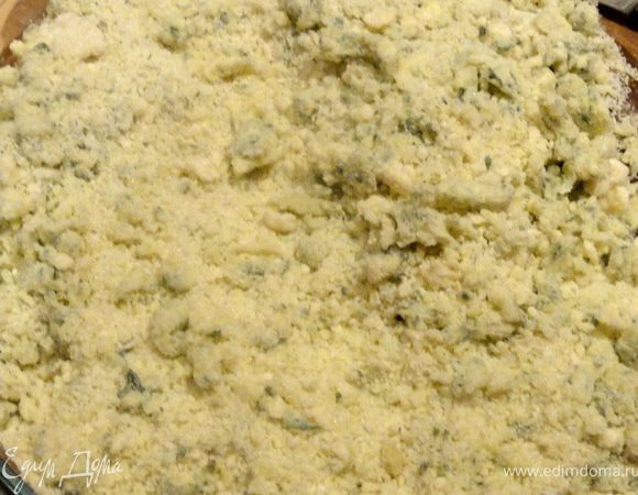 Теперь из масла, муки и сахара делаем крошку обычным способом.
У нас получилась крошка бледно-зеленого цвета)))
