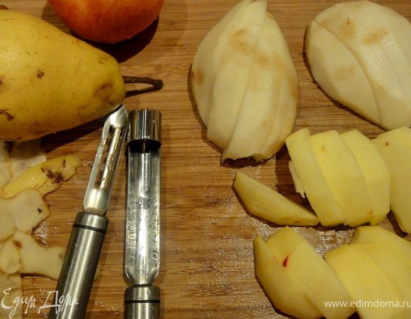 Фрукты почистить, удалить сердцевину и нарезать дольками. 