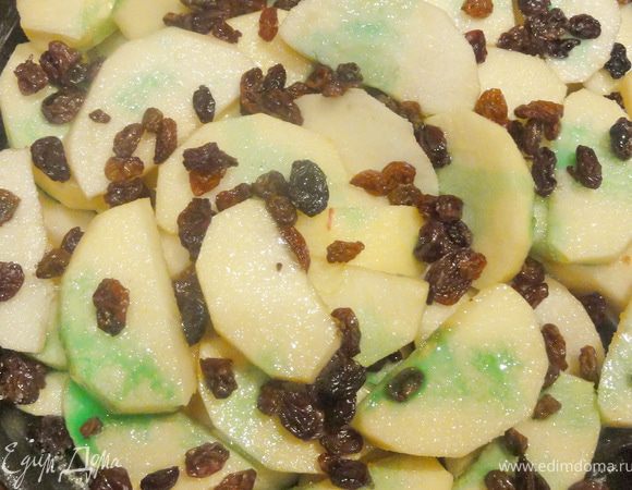 Форму смазать маслом, посыпать сахаром, уложить в нее фрукты, изюм, присыпать сахаром и сбрызнуть мятным сиропом.