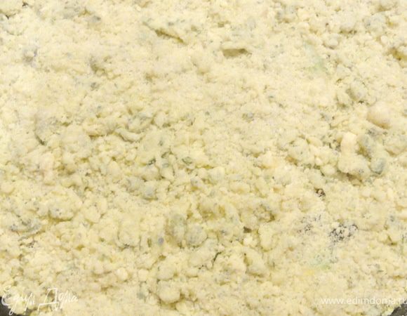 Поверх фруктов  выложить крошку.
Поставить в разогретую до 180 градусов духовку на 35 минут.
