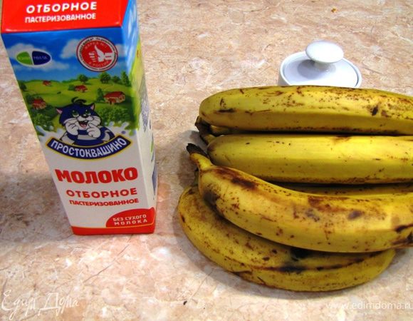 Итак - Мороженое из бананов
Бананы были уже близки к порче, поэтому я готовил из всех. По тактильным ощущениям десерт похож на мороженое, даже когда не очень холодный. Больше всего этот десерт похож на фруктовое мороженое. По крайней мере подобное фруктовое мороженое делает наш молочный завод.