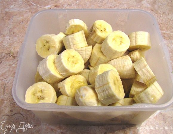 Почистите бананы.
Нарежьте их кружочками.
Поставьте в морозилку и заморозьте. Я замораживал всю ночь.