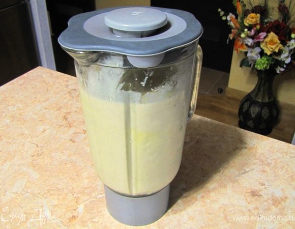 Поместите бананы в блендер,
Туда же вылейте молоко, выжмите лимонный сок, высыпьте сахар. По рецепту положено сахарную пудру, но песок тоже успевает раствориться.
Взбивайте смесь в блендере в течение 3-5 минут, периодически перемешивая ложкой (не забудьте отключать блендер, когда будете лазить в нем чем-нибудь особенно ценным, например пальцами). Выложите смесь в пластиковую форму и поставьте замораживаться еще часа на три.
Подавайте мороженое, полив сверху портвейном.