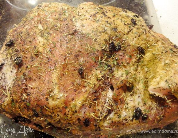 Мясо желательно выбирать не замороженное. Свиная шейка должна быть с небольшими жировыми прослойками, которые после запекания становятся нежными и не застывают во рту. К сожалению я забыла сфотографировать сырое мясо. Мясо следует помыть и обсушить полотенцем. 