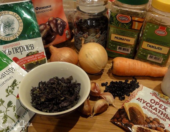 Половину специй измельчите ступкой, половину оставьте целыми. Мы делаем это для того, что бы измельченные специи уже сейчас придали запах и вкус мясу, а целые раскроют свой аромат в момент жарки и запекания. 