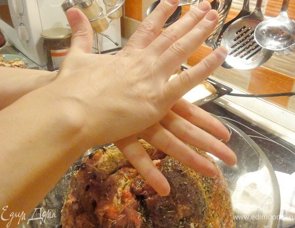 Сушеные листья кинзы и базилика положите между ладошками и разотрите. 