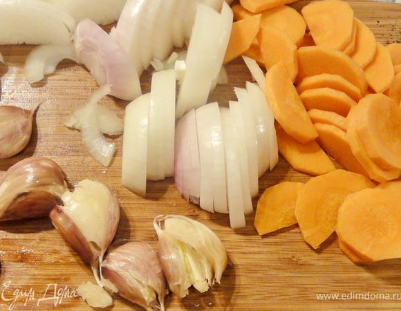 Овощи почистить и нарезать кружочками, с чеснока шкурку не снимайте, просто раздавите его с помощью широкого ножа.
