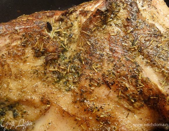 На разогретой сковороде или жаровне с маслом обжарьте мясо со всех сторон, так чтобы образовалась корочка. 