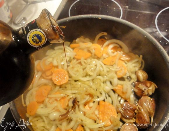 Влейте бальзамический уксус и перемешайте.