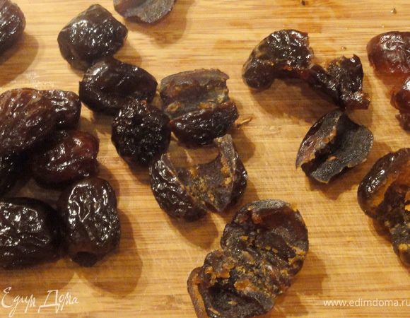 Разрежьте финики пополам и удалите косточки.