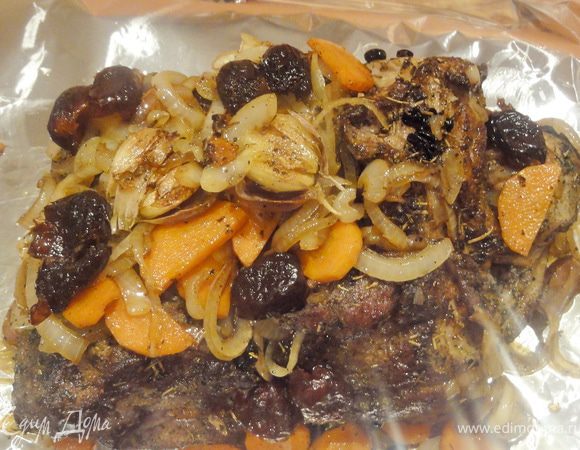На фольгу выкладываем мясо, сверху овощи (можно положить и под мясо) и финики.