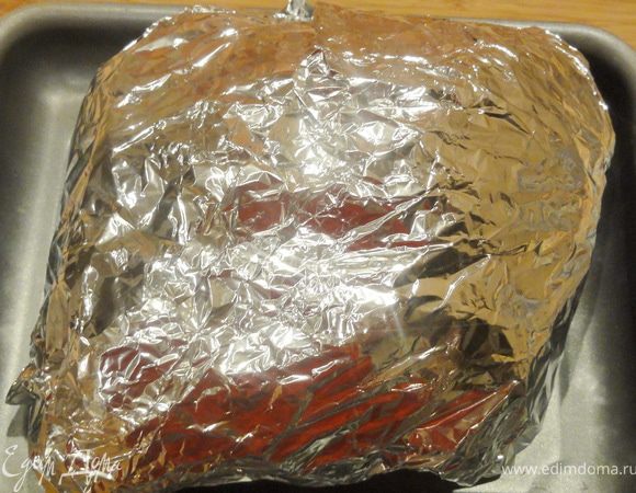 Заворачиваем и ставим выпекать в духовку, нагретую до 180 градусов на 2,5-3 часа (в зависимости от веса мяса).