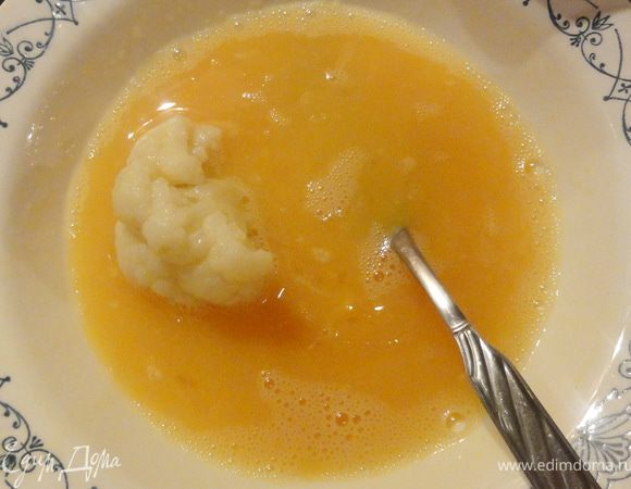 Взбейте яйцо, растопите сливочное масло на сковороде. Соцветия капусты обмакните в льезон 