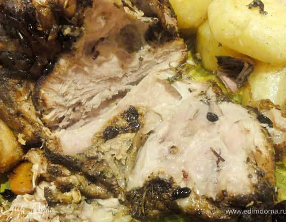 Готовое мясо нарежьте на порционные куски. Мякоть сочная, не сухая, но и не жирная. Все в меру! На гарнир подайте цветную капусту в сухарях. Блюдо можно украсить зеленью и  свежими овощами. Приятного аппетита!