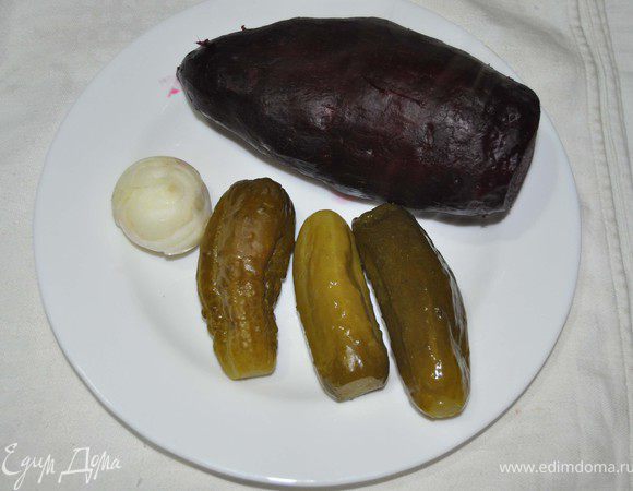 Отварить и почистить свеклу.
Почистить лук.