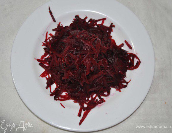 Натереть свеклу на терке.