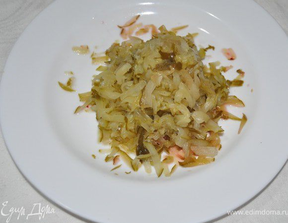 Натереть соленый огурец на терке.
Напезать лук.