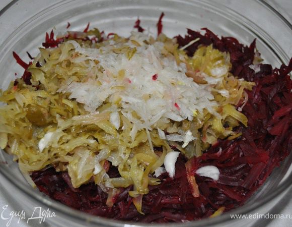 Смешать свеклу, огурец, лук,полить маслом,
посолить по вкусу