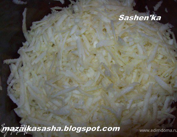 Цукини моем, чистим, натираем на крупной терке. Если у Вас цукини мелкие , то смело берите 2, а то и 3. Цукини кладем в миску и слегка солим, оставляем минимум на 30 минут, я оставляю чуть больше, что бы вышел весь сок. Далее отжимаем из цукини всю воду. Сразу скажу что, голыми руками у Вас это не получится, так что используйте тканевую салфетку.