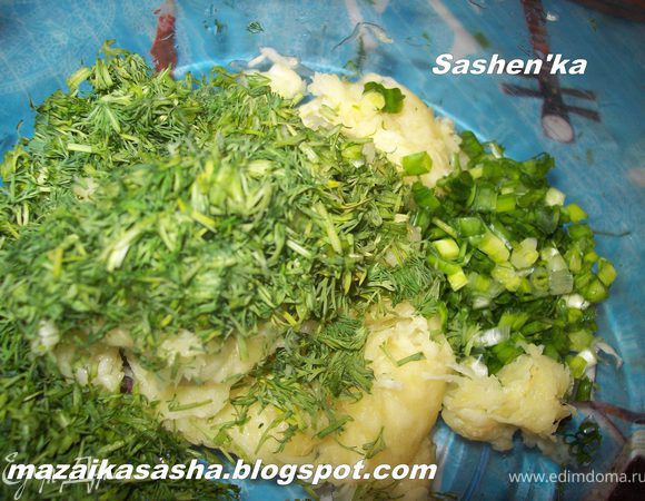 Зелень моем, обсушиваем, мелко режем, чеснок режем мелко или пропускаем через прес. Солим перчим и все тщательно перемешиваем.
