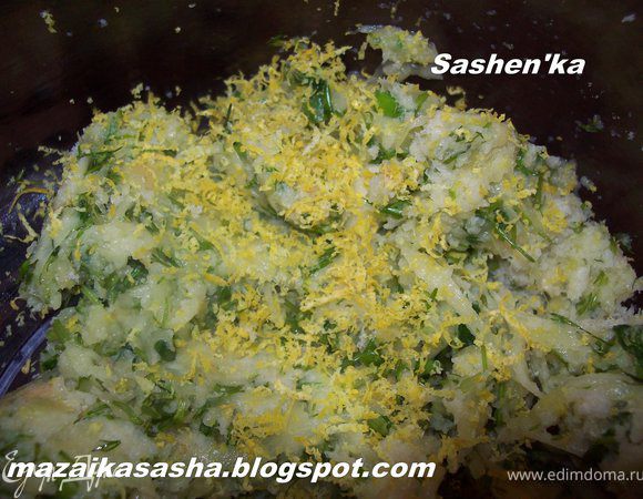 Хлеб трем на мелкой терке, как я уже говорила нам нужен стакан хлебных крошек, добавляем натертую на мелкой терке цедру лимона, сыр трем на крупной терке.Добавляем яйцо. Все перемешиваем.