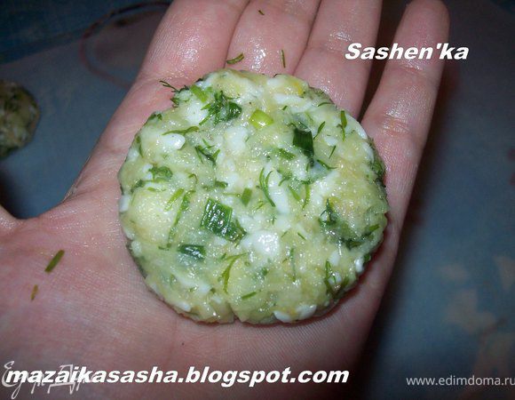 Далее лепим котлеты, не большие как сырники.

