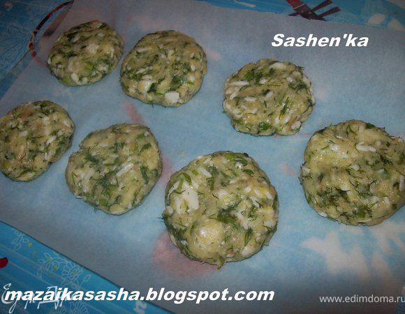 Выкладываем наши кефтедас на пергамент и отправляем минимум на час в холодильник. Я охлаждала 2 часа.