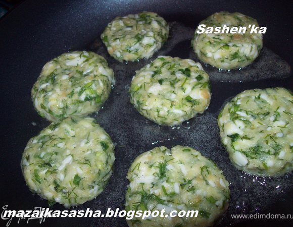 Вынимаем из холодильника и обжариваем на растительном масле с двух сторон до румяной корочки.