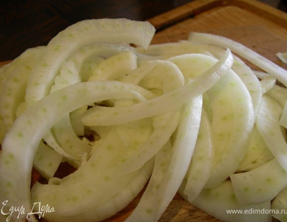 Фенхель разрезаем пополам, вырезаем сердцевину и нарезыем его тонкими полосочками. Грецкие орехи обжариваем на сухой сковороде.
